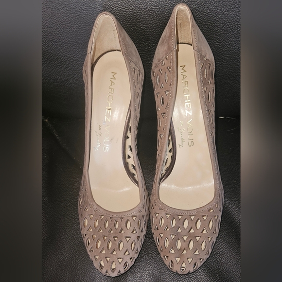Marchez Vous by Yardley Taupe Italian Made Suede Cutout Stiletto Pumps Sz 6.5 - Picture 2 of 15
